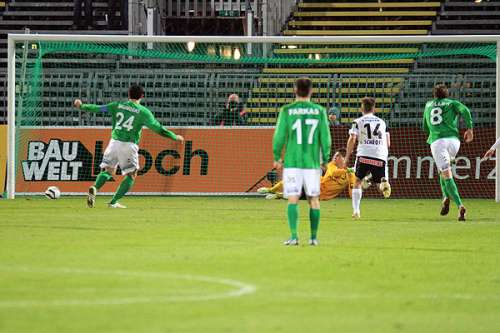 Naumoski converts his penalty for Mattersburg; photo: svm-fan.net